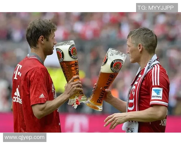 足球明星庆祝时刻泼啤酒高清图片分享尽显激情与欢乐