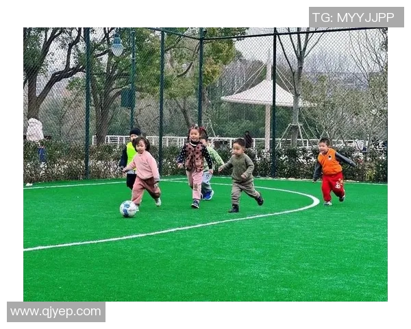 足球明星亲子时光分享温馨瞬间与孩子的快乐互动照片合集